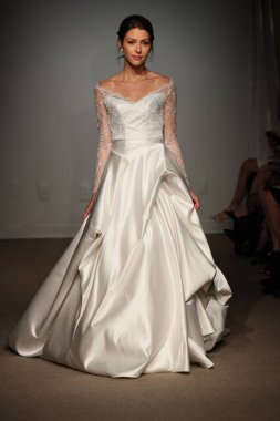 New York, Ny - 14 Nisan: Manken Anna Maier sırasında pist yürür / Ulla Maija bahar 2019 gelin moda show 14 Nisan 2018 New York'ta. 