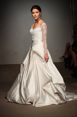 New York, Ny - 14 Nisan: Manken Anna Maier sırasında pist yürür / Ulla Maija bahar 2019 gelin moda show 14 Nisan 2018 New York'ta. 