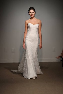 New York, Ny - 14 Nisan: Manken Anna Maier sırasında pist yürür / Ulla Maija bahar 2019 gelin moda show 14 Nisan 2018 New York'ta. 