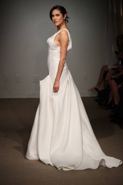 New York, Ny - 14 Nisan: Manken Anna Maier sırasında pist yürür / Ulla Maija bahar 2019 gelin moda show 14 Nisan 2018 New York'ta. 