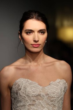 New York, Ny - 14 Nisan: Manken Anna Maier sırasında pist yürür / Ulla Maija bahar 2019 gelin moda show 14 Nisan 2018 New York'ta. 