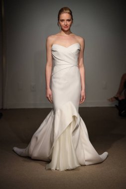 New York, Ny - 14 Nisan: Manken Anna Maier sırasında pist yürür / Ulla Maija bahar 2019 gelin moda show 14 Nisan 2018 New York'ta. 