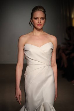 New York, Ny - 14 Nisan: Manken Anna Maier sırasında pist yürür / Ulla Maija bahar 2019 gelin moda show 14 Nisan 2018 New York'ta. 