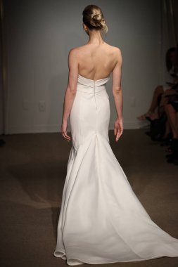 New York, Ny - 14 Nisan: Manken Anna Maier sırasında pist yürür / Ulla Maija bahar 2019 gelin moda show 14 Nisan 2018 New York'ta. 
