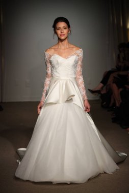 New York, Ny - 14 Nisan: Manken Anna Maier sırasında pist yürür / Ulla Maija bahar 2019 gelin moda show 14 Nisan 2018 New York'ta. 