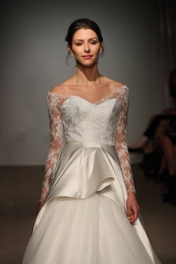 New York, Ny - 14 Nisan: Manken Anna Maier sırasında pist yürür / Ulla Maija bahar 2019 gelin moda show 14 Nisan 2018 New York'ta. 