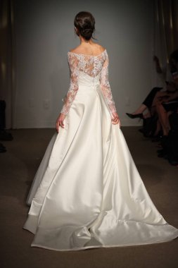 New York, Ny - 14 Nisan: Manken Anna Maier sırasında pist yürür / Ulla Maija bahar 2019 gelin moda show 14 Nisan 2018 New York'ta. 