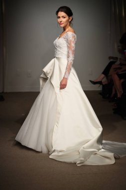 New York, Ny - 14 Nisan: Manken Anna Maier sırasında pist yürür / Ulla Maija bahar 2019 gelin moda show 14 Nisan 2018 New York'ta. 