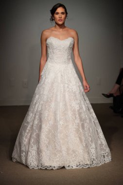 New York, Ny - 14 Nisan: Manken Anna Maier sırasında pist yürür / Ulla Maija bahar 2019 gelin moda show 14 Nisan 2018 New York'ta. 