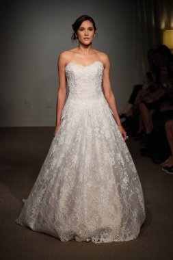 New York, Ny - 14 Nisan: Manken Anna Maier sırasında pist yürür / Ulla Maija bahar 2019 gelin moda show 14 Nisan 2018 New York'ta. 