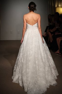 New York, Ny - 14 Nisan: Manken Anna Maier sırasında pist yürür / Ulla Maija bahar 2019 gelin moda show 14 Nisan 2018 New York'ta. 