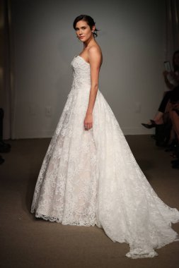 New York, Ny - 14 Nisan: Manken Anna Maier sırasında pist yürür / Ulla Maija bahar 2019 gelin moda show 14 Nisan 2018 New York'ta. 