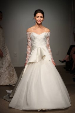 New York, Ny - 14 Nisan: Modelleri yürüyüş sırasında Anna Maier pist final / Ulla Maija bahar 2019 gelin moda show 14 Nisan 2018 New York'ta. 