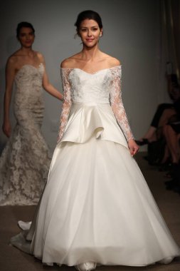 New York, Ny - 14 Nisan: Modelleri yürüyüş sırasında Anna Maier pist final / Ulla Maija bahar 2019 gelin moda show 14 Nisan 2018 New York'ta. 