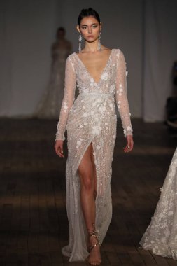 New York, Ny - Nisan 13: pist Berta gelin bahar 2019 moda için göstermek 13 Nisan 2018 New York'ta bir modeli yürür.. 