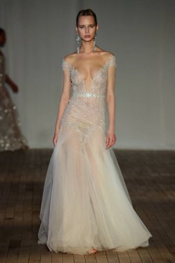 New York, Ny - Nisan 13: pist Berta gelin bahar 2019 moda için göstermek 13 Nisan 2018 New York'ta bir modeli yürür.. 