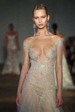 New York, Ny - Nisan 13: pist Berta gelin bahar 2019 moda için göstermek 13 Nisan 2018 New York'ta bir modeli yürür.. 