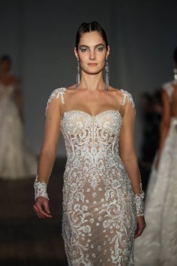 New York, Ny - Nisan 13: pist Berta gelin bahar 2019 moda için göstermek 13 Nisan 2018 New York'ta bir modeli yürür.. 