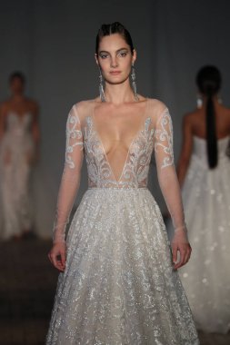New York, Ny - Nisan 13: pist Berta gelin bahar 2019 moda için göstermek 13 Nisan 2018 New York'ta bir modeli yürür.. 