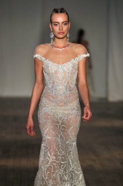 New York, Ny - Nisan 13: pist Berta gelin bahar 2019 moda için göstermek 13 Nisan 2018 New York'ta bir modeli yürür.. 