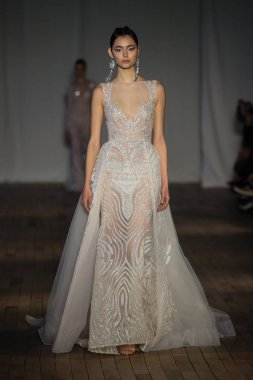 New York, Ny - Nisan 13: pist Berta gelin bahar 2019 moda için göstermek 13 Nisan 2018 New York'ta bir modeli yürür.. 