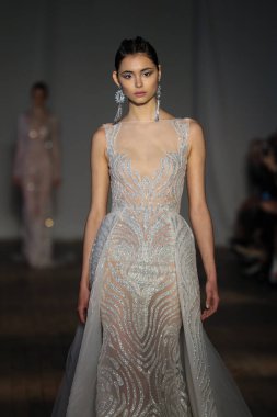 New York, Ny - Nisan 13: pist Berta gelin bahar 2019 moda için göstermek 13 Nisan 2018 New York'ta bir modeli yürür.. 
