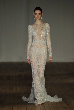 New York, Ny - Nisan 13: pist Berta gelin bahar 2019 moda için göstermek 13 Nisan 2018 New York'ta bir modeli yürür.. 