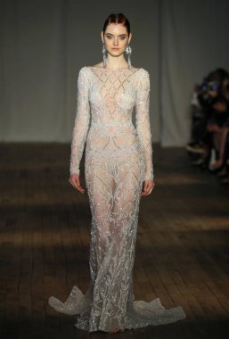 New York, Ny - Nisan 13: pist Berta gelin bahar 2019 moda için göstermek 13 Nisan 2018 New York'ta bir modeli yürür.. 