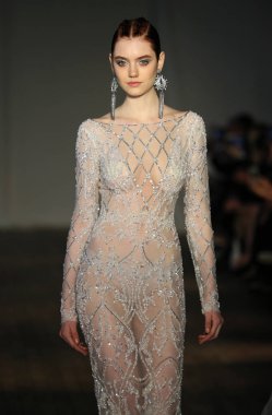 New York, Ny - Nisan 13: pist Berta gelin bahar 2019 moda için göstermek 13 Nisan 2018 New York'ta bir modeli yürür.. 