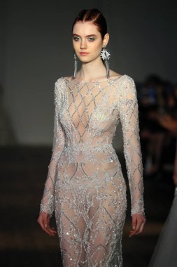 New York, Ny - Nisan 13: pist Berta gelin bahar 2019 moda için göstermek 13 Nisan 2018 New York'ta bir modeli yürür.. 