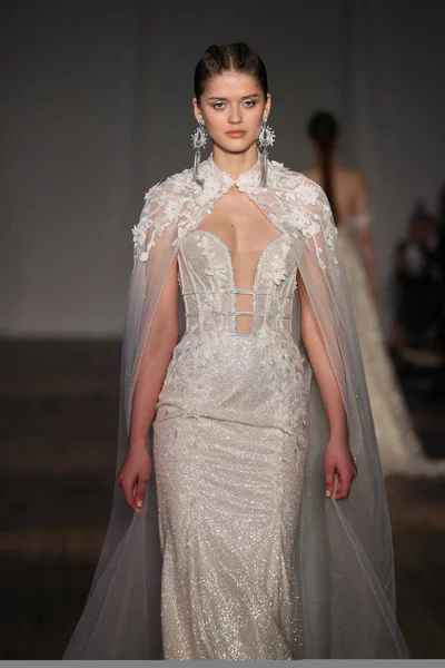 New York April Model Spadserer Landingsbanen Til Berta Bridal Spring - Stock-foto