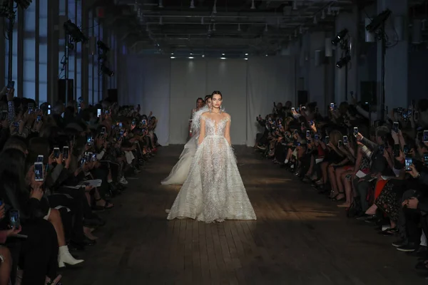 New York April Models Walk Runway Finale Berta Bridal Spring — Stock Photo, Image