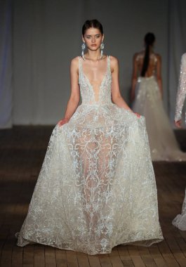 New York, Ny - Nisan 13: pist Berta gelin bahar 2019 moda için göstermek 13 Nisan 2018 New York'ta bir modeli yürür.. 