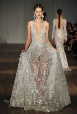 New York, Ny - Nisan 13: pist Berta gelin bahar 2019 moda için göstermek 13 Nisan 2018 New York'ta bir modeli yürür.. 