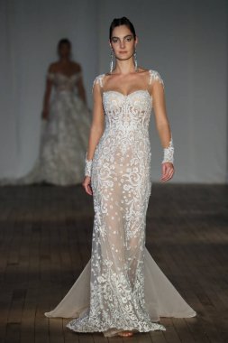 New York, Ny - Nisan 13: pist Berta gelin bahar 2019 moda için göstermek 13 Nisan 2018 New York'ta bir modeli yürür.. 