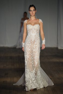 New York, Ny - Nisan 13: pist Berta gelin bahar 2019 moda için göstermek 13 Nisan 2018 New York'ta bir modeli yürür.. 