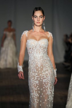 New York, Ny - Nisan 13: pist Berta gelin bahar 2019 moda için göstermek 13 Nisan 2018 New York'ta bir modeli yürür.. 