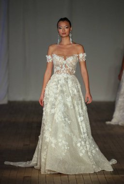 New York, Ny - Nisan 13: pist Berta gelin bahar 2019 moda için göstermek 13 Nisan 2018 New York'ta bir modeli yürür.. 