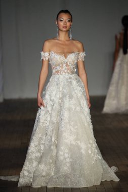 New York, Ny - Nisan 13: pist Berta gelin bahar 2019 moda için göstermek 13 Nisan 2018 New York'ta bir modeli yürür.. 