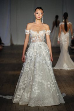 New York, Ny - Nisan 13: pist Berta gelin bahar 2019 moda için göstermek 13 Nisan 2018 New York'ta bir modeli yürür.. 