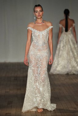 New York, Ny - Nisan 13: pist Berta gelin bahar 2019 moda için göstermek 13 Nisan 2018 New York'ta bir modeli yürür.. 