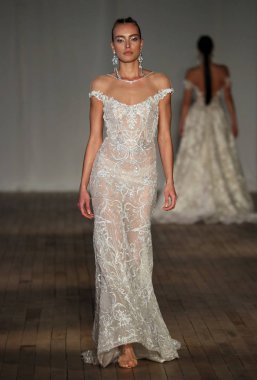 New York, Ny - Nisan 13: pist Berta gelin bahar 2019 moda için göstermek 13 Nisan 2018 New York'ta bir modeli yürür.. 