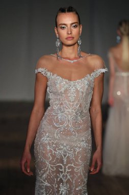 New York, Ny - Nisan 13: pist Berta gelin bahar 2019 moda için göstermek 13 Nisan 2018 New York'ta bir modeli yürür.. 
