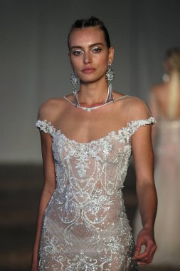 New York, Ny - Nisan 13: pist Berta gelin bahar 2019 moda için göstermek 13 Nisan 2018 New York'ta bir modeli yürür.. 