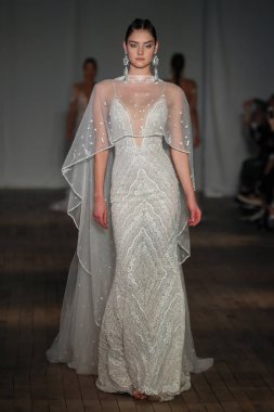 New York, Ny - Nisan 13: pist Berta gelin bahar 2019 moda için göstermek 13 Nisan 2018 New York'ta bir modeli yürür.. 