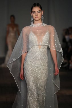 New York, Ny - Nisan 13: pist Berta gelin bahar 2019 moda için göstermek 13 Nisan 2018 New York'ta bir modeli yürür.. 
