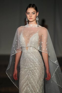 New York, Ny - Nisan 13: pist Berta gelin bahar 2019 moda için göstermek 13 Nisan 2018 New York'ta bir modeli yürür.. 