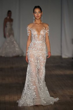 New York, Ny - Nisan 13: pist Berta gelin bahar 2019 moda için göstermek 13 Nisan 2018 New York'ta bir modeli yürür.. 