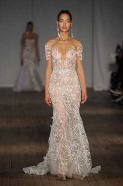 New York, Ny - Nisan 13: pist Berta gelin bahar 2019 moda için göstermek 13 Nisan 2018 New York'ta bir modeli yürür.. 