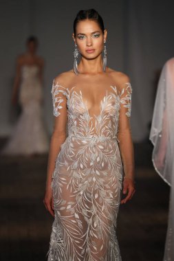 New York, Ny - Nisan 13: pist Berta gelin bahar 2019 moda için göstermek 13 Nisan 2018 New York'ta bir modeli yürür.. 